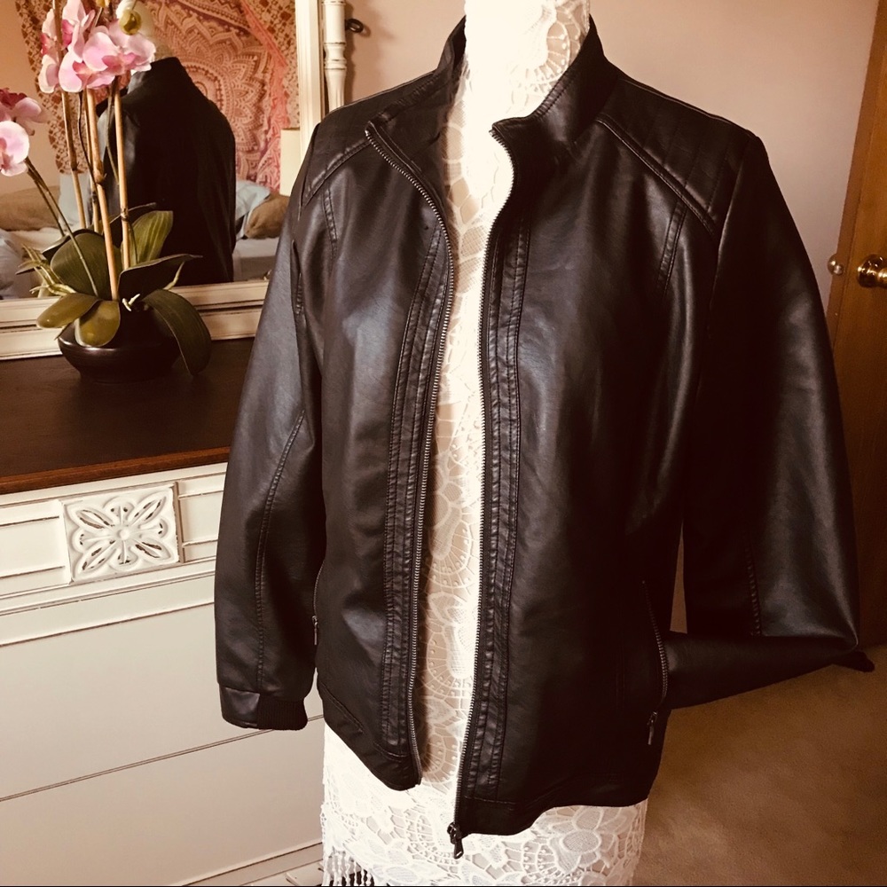 😎Black faux leather jacket